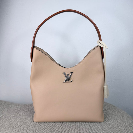 Louis Vuitton LockMe Hobo Taurillon Leder – Nude