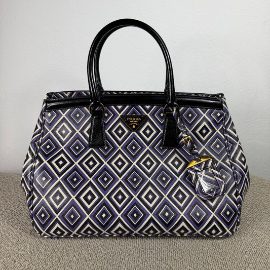 Prada Diamond Print Saffiano Handtasche – Violett / Schwarz / Weiß