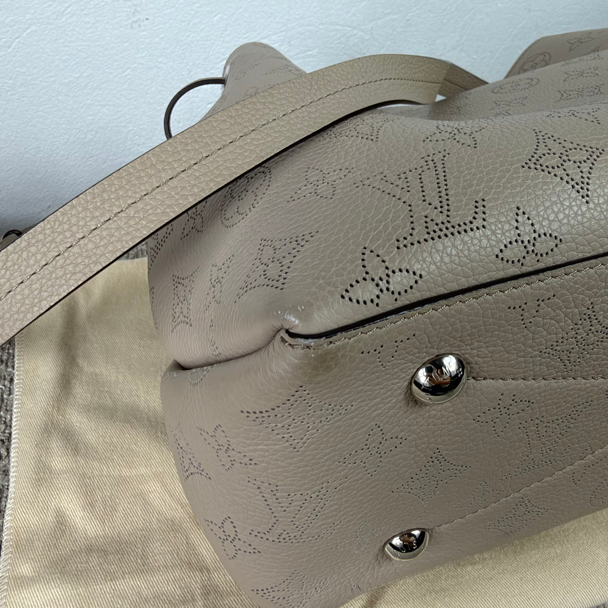 Louis Vuitton Bella Tote – Mahina Leder Galet
