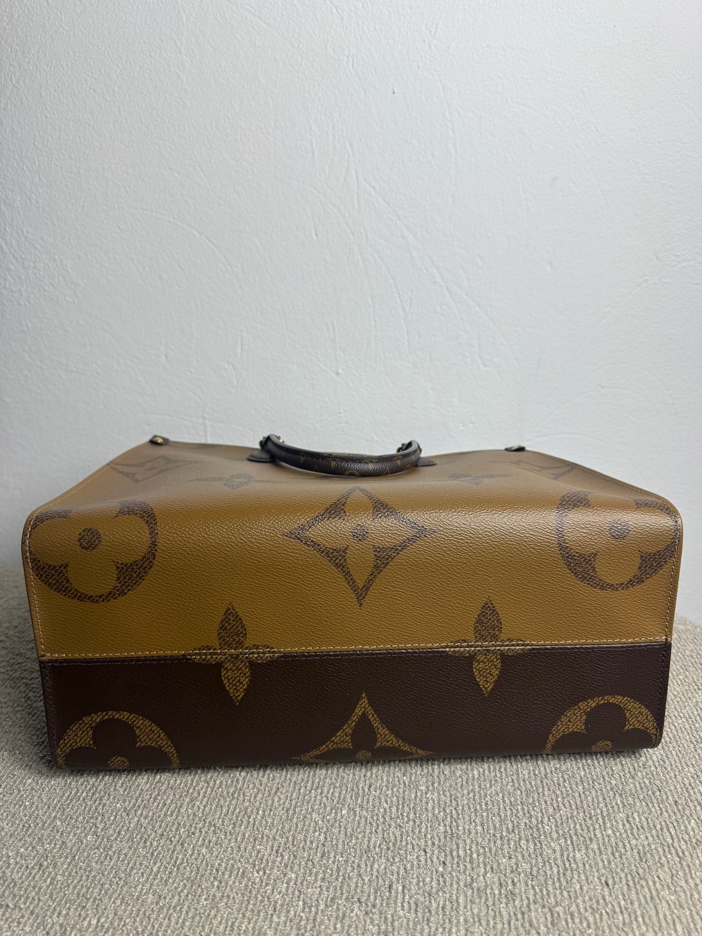 Louis Vuitton OnTheGo MM – Monogram Reverse