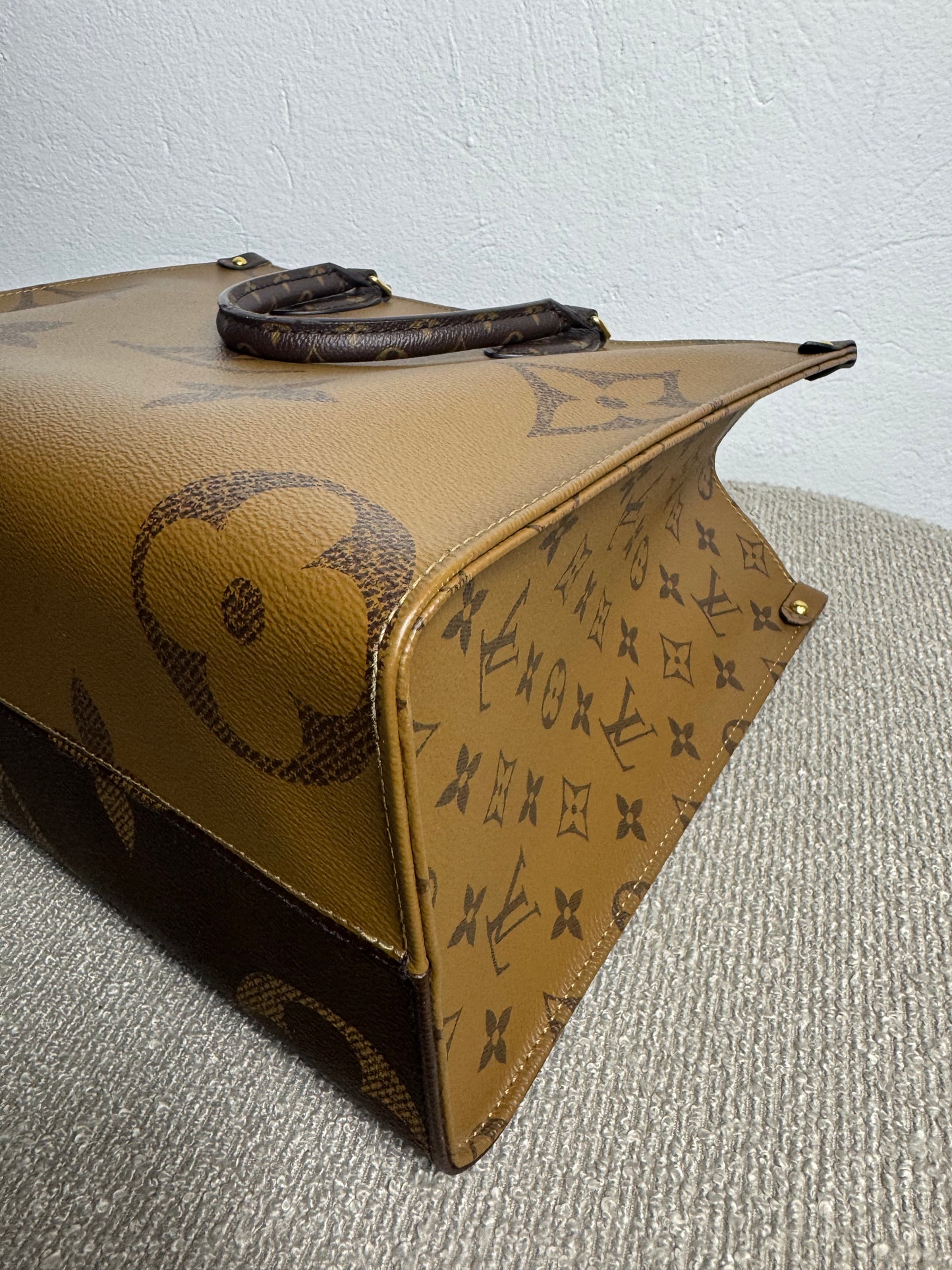 Louis Vuitton OnTheGo MM – Monogram Reverse