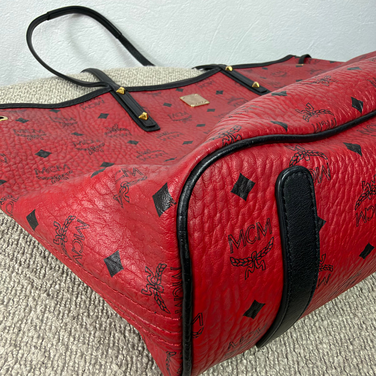 MCM Anya Visetos Wendeshopper – Rot / Schwarz