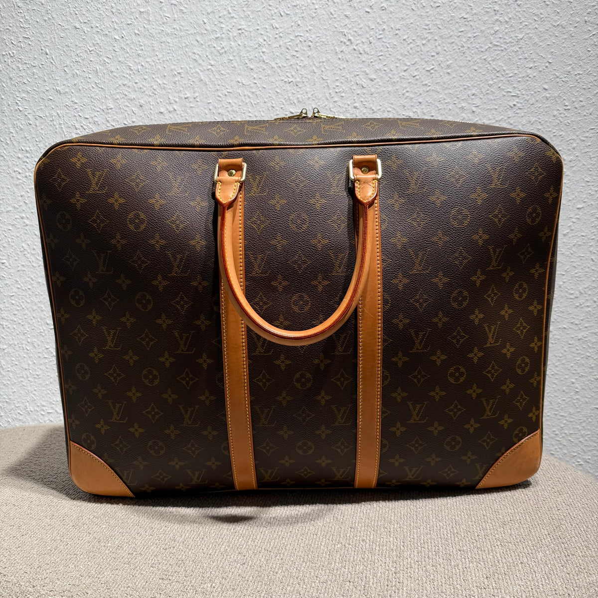 Louis Vuitton Sirius 55 – Monogram Canvas mit originalem Kleidersack