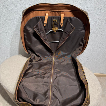 Louis Vuitton Sirius 55 – Monogram Canvas mit originalem Kleidersack