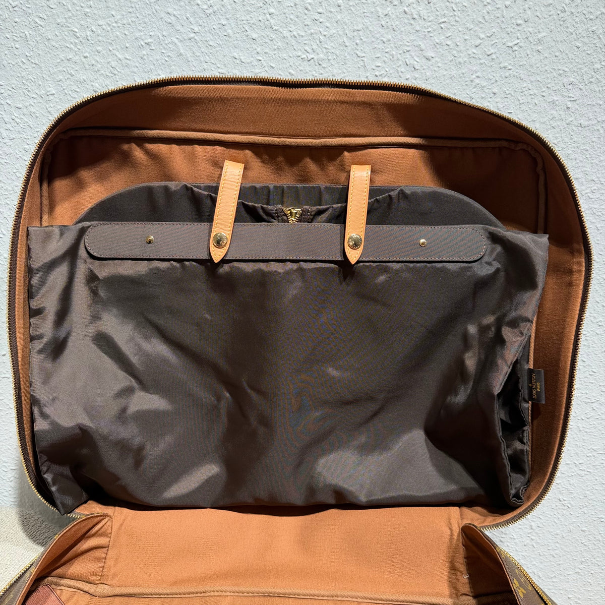Louis Vuitton Sirius 55 – Monogram Canvas mit originalem Kleidersack