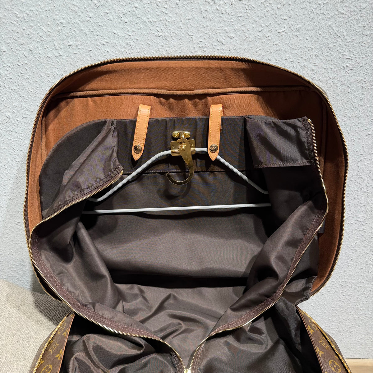 Louis Vuitton Sirius 55 – Monogram Canvas mit originalem Kleidersack
