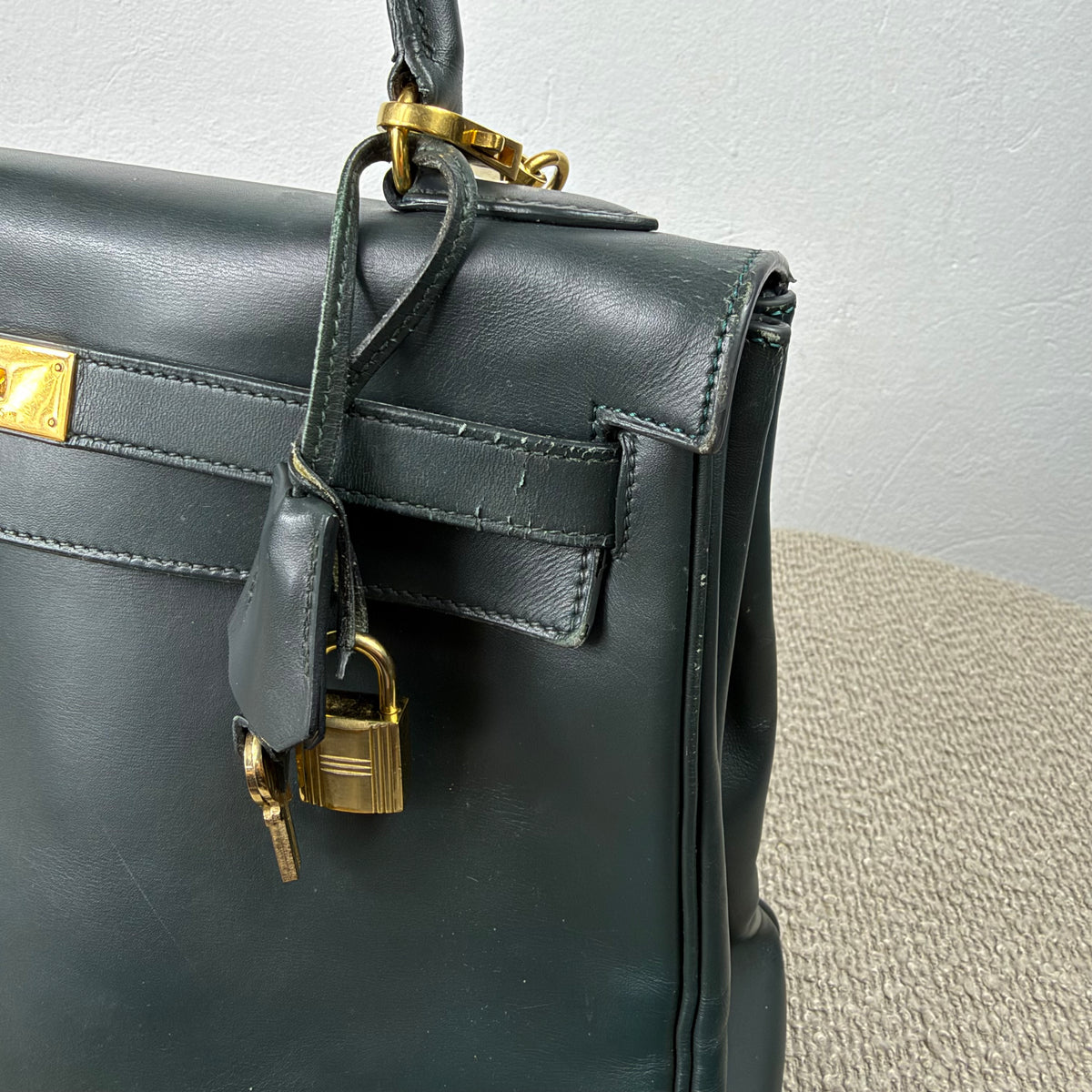 Hermès Kelly 32 Retourné – Vert Foncé Box Calf Leder mit Gold Hardware
