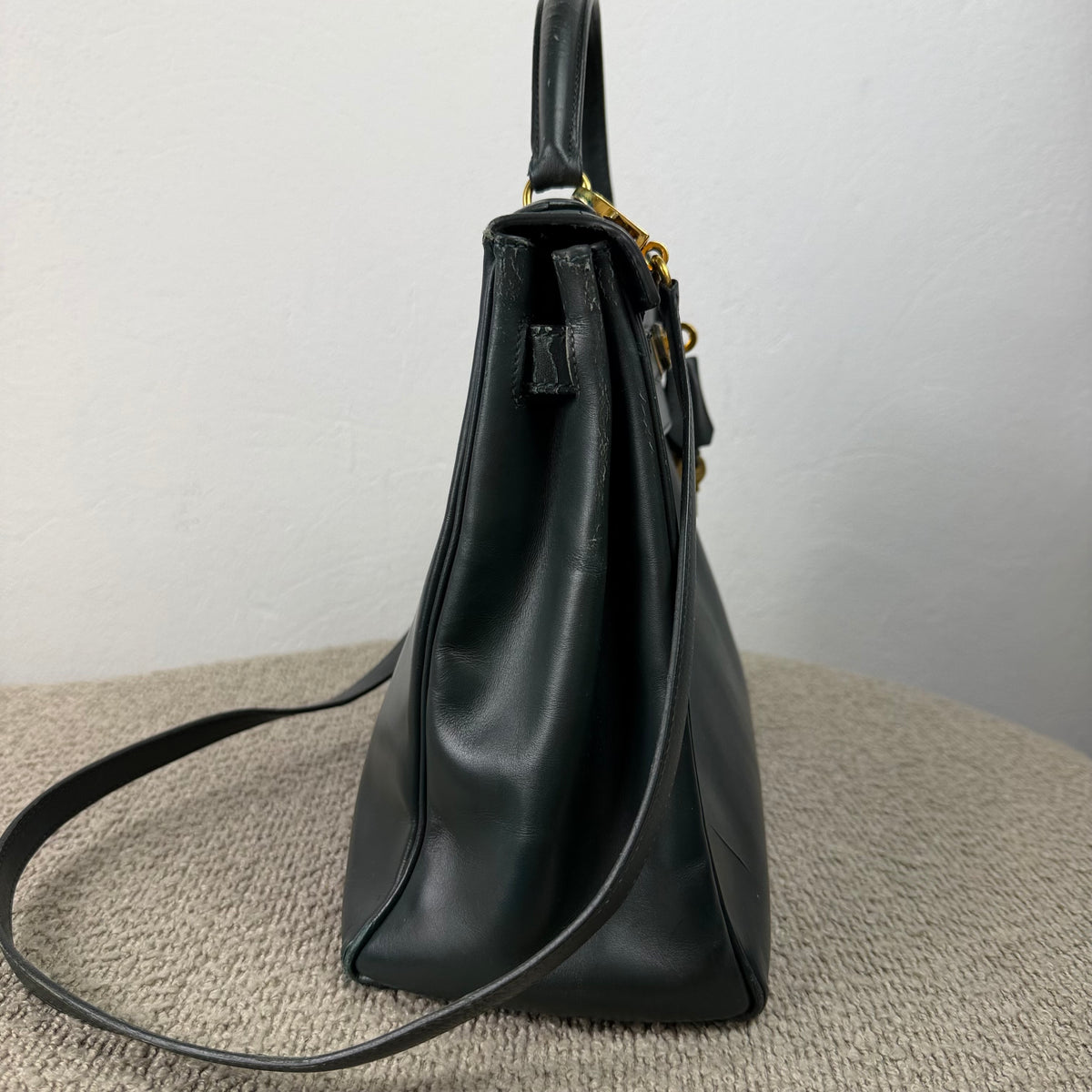 Hermès Kelly 32 Retourné – Vert Foncé Box Calf Leder mit Gold Hardware