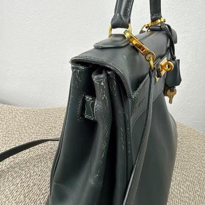 Hermès Kelly 32 Retourné – Vert Foncé Box Calf Leder mit Gold Hardware