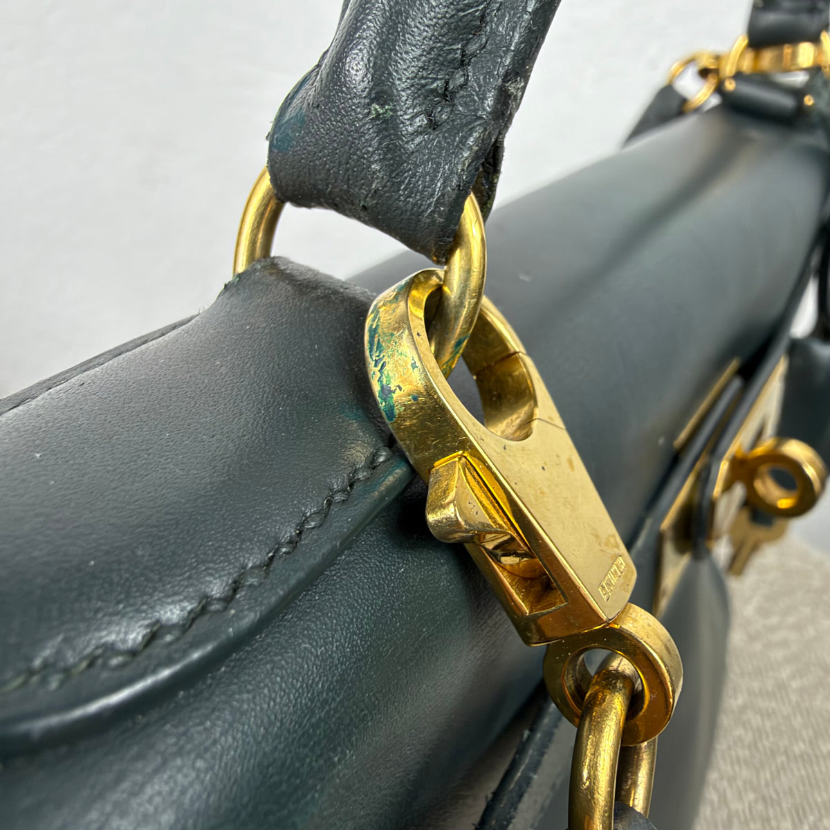 Hermès Kelly 32 Retourné – Vert Foncé Box Calf Leder mit Gold Hardware