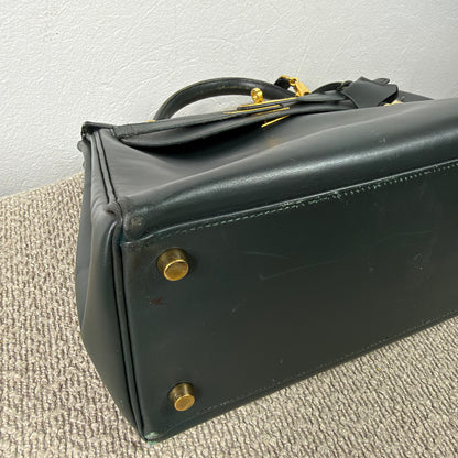 Hermès Kelly 32 Retourné – Vert Foncé Box Calf Leder mit Gold Hardware