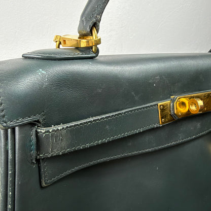 Hermès Kelly 32 Retourné – Vert Foncé Box Calf Leder mit Gold Hardware