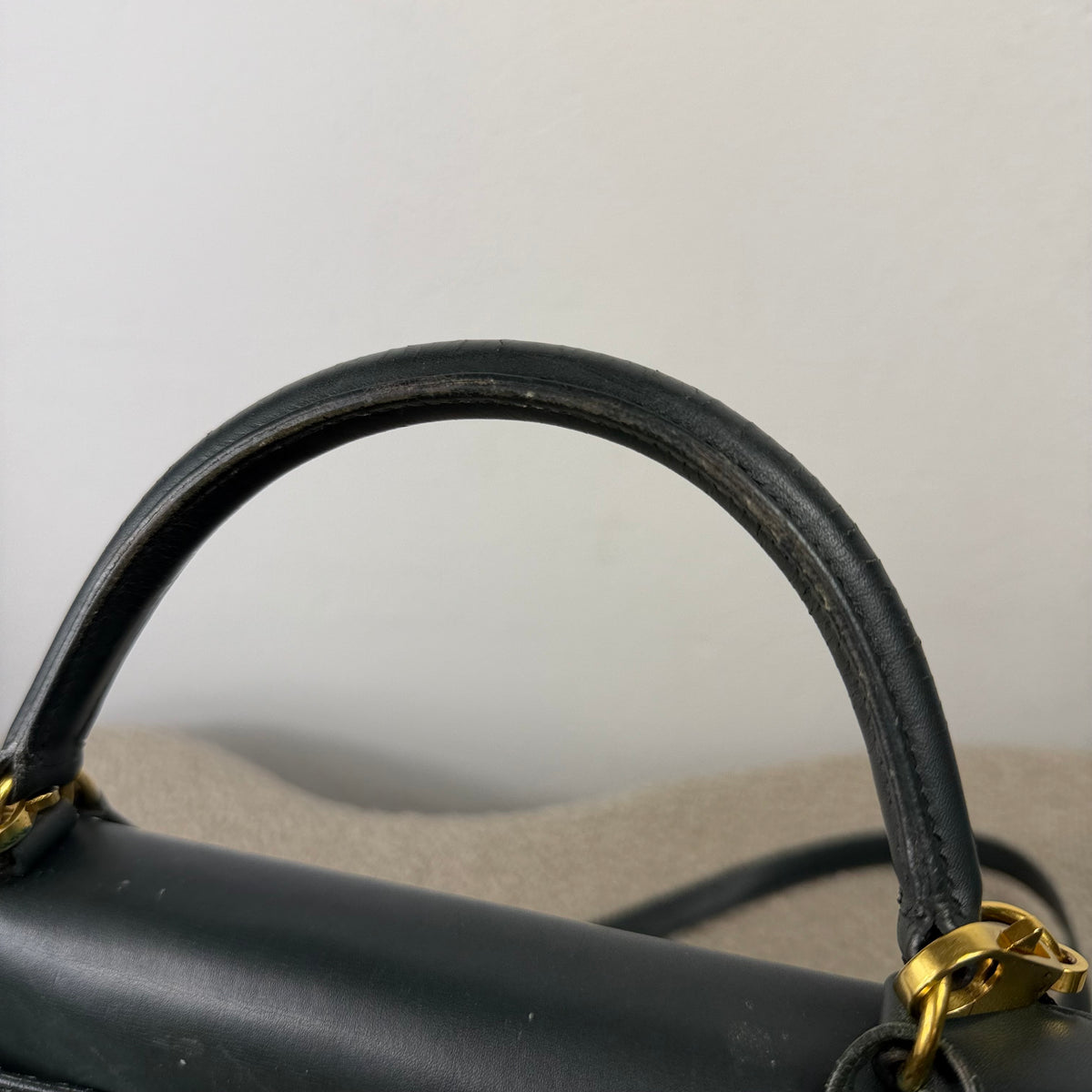 Hermès Kelly 32 Retourné – Vert Foncé Box Calf Leder mit Gold Hardware