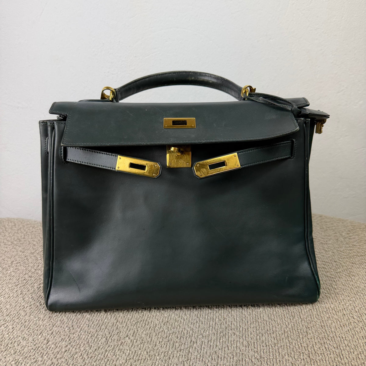 Hermès Kelly 32 Retourné – Vert Foncé Box Calf Leder mit Gold Hardware