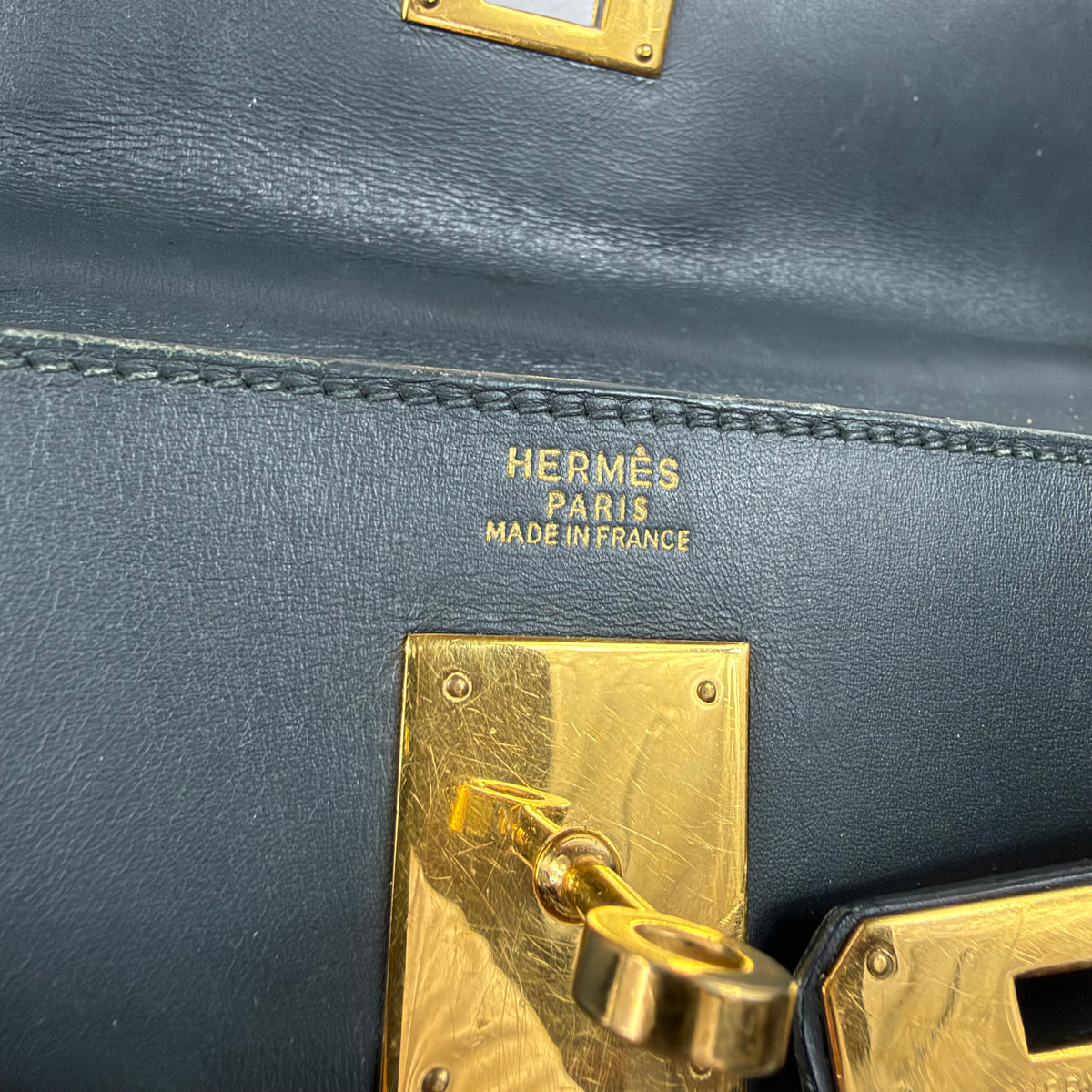 Hermès Kelly 32 Retourné – Vert Foncé Box Calf Leder mit Gold Hardware