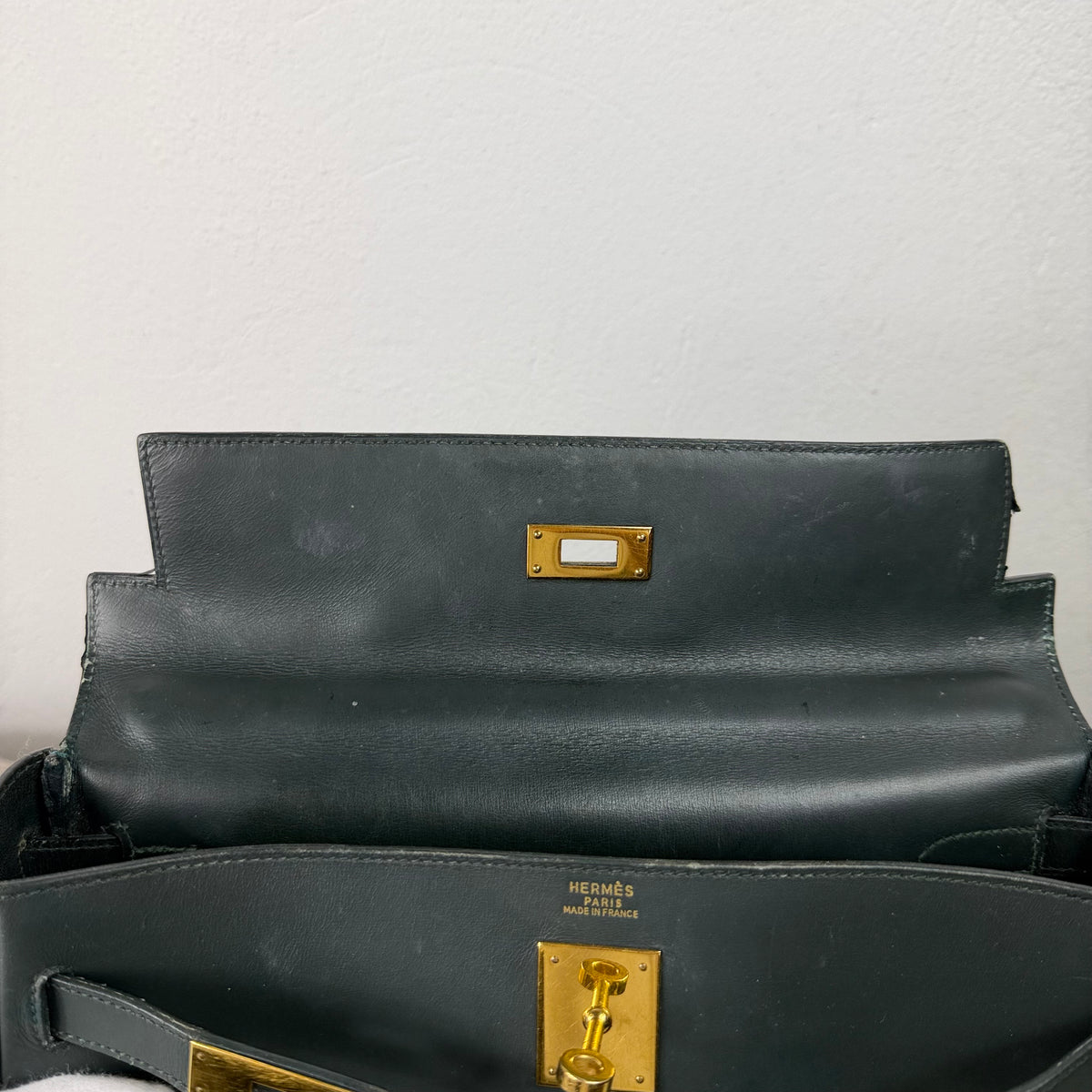 Hermès Kelly 32 Retourné – Vert Foncé Box Calf Leder mit Gold Hardware