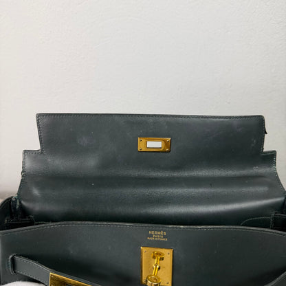 Hermès Kelly 32 Retourné – Vert Foncé Box Calf Leder mit Gold Hardware