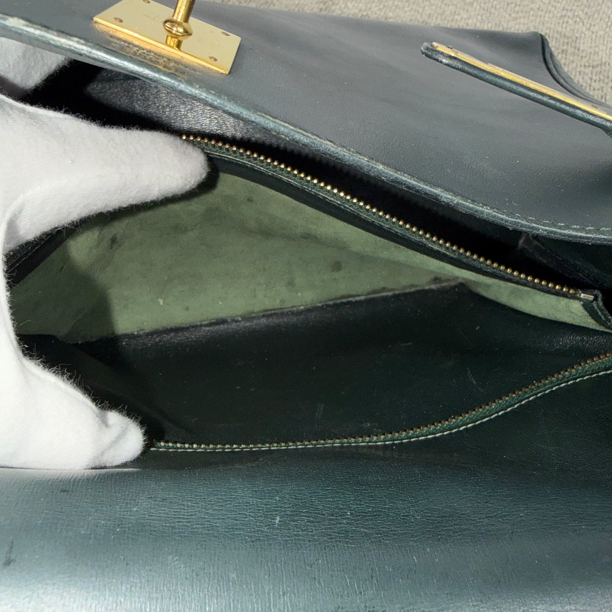 Hermès Kelly 32 Retourné – Vert Foncé Box Calf Leder mit Gold Hardware