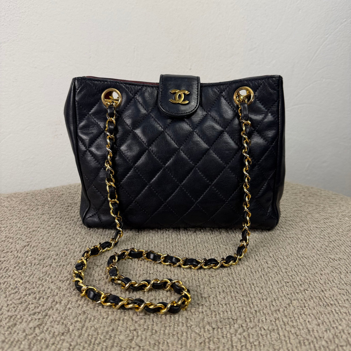 Chanel Vintage Drawstring Schultertasche – Dunkelblau mit Gold Hardware