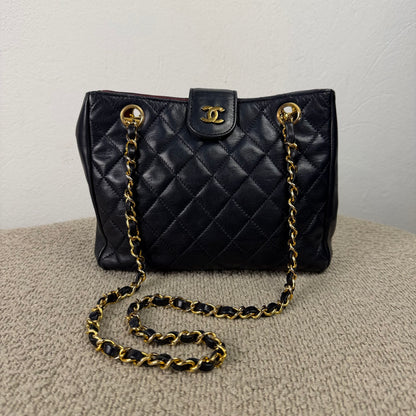Chanel Vintage Drawstring Schultertasche – Dunkelblau mit Gold Hardware