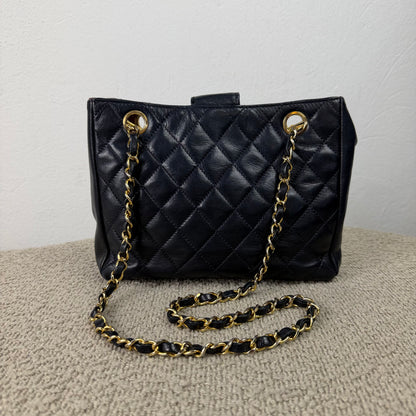 Chanel Vintage Drawstring Schultertasche – Dunkelblau mit Gold Hardware