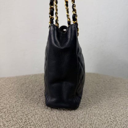 Chanel Vintage Drawstring Schultertasche – Dunkelblau mit Gold Hardware