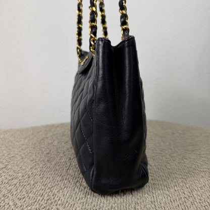 Chanel Vintage Drawstring Schultertasche – Dunkelblau mit Gold Hardware