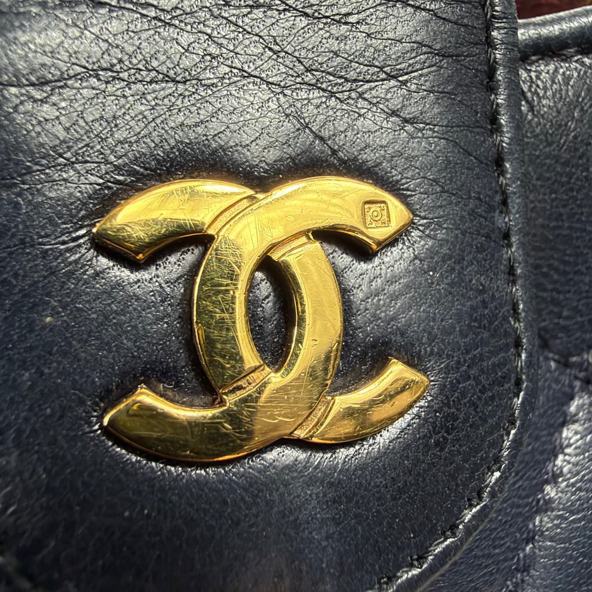 Chanel Vintage Drawstring Schultertasche – Dunkelblau mit Gold Hardware