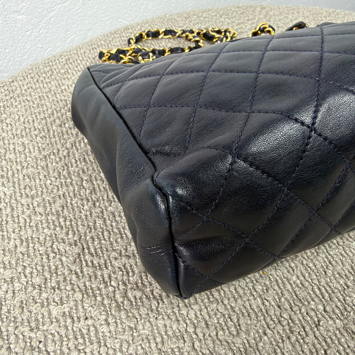 Chanel Vintage Drawstring Schultertasche – Dunkelblau mit Gold Hardware