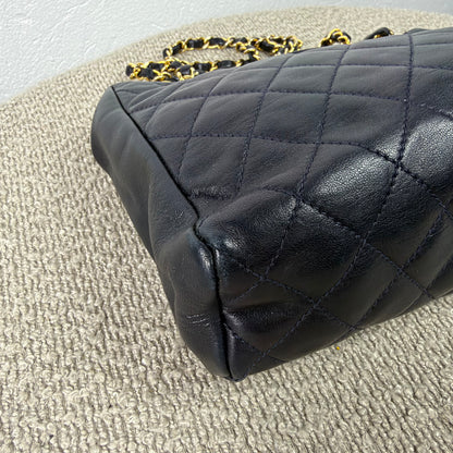 Chanel Vintage Drawstring Schultertasche – Dunkelblau mit Gold Hardware