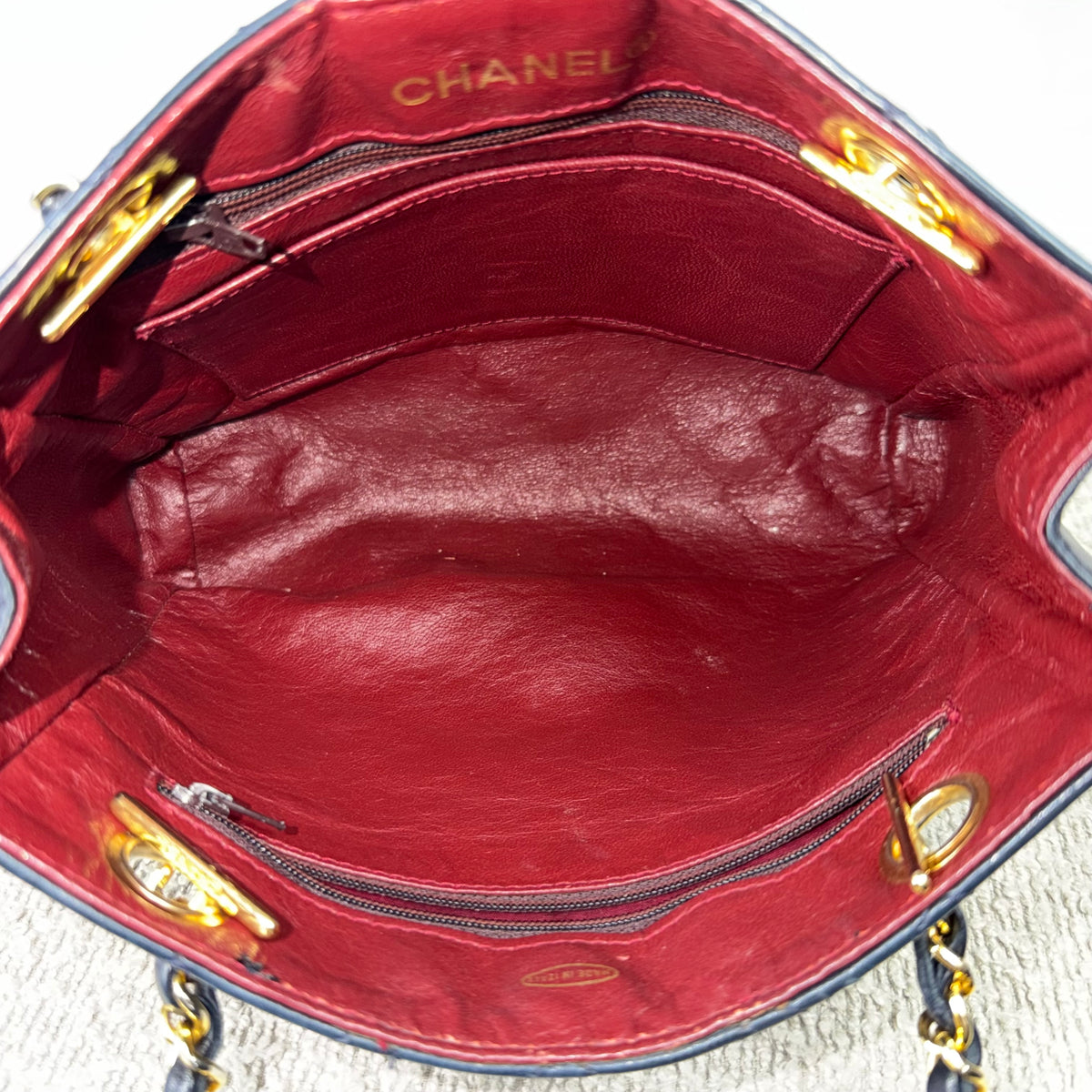 Chanel Vintage Drawstring Schultertasche – Dunkelblau mit Gold Hardware