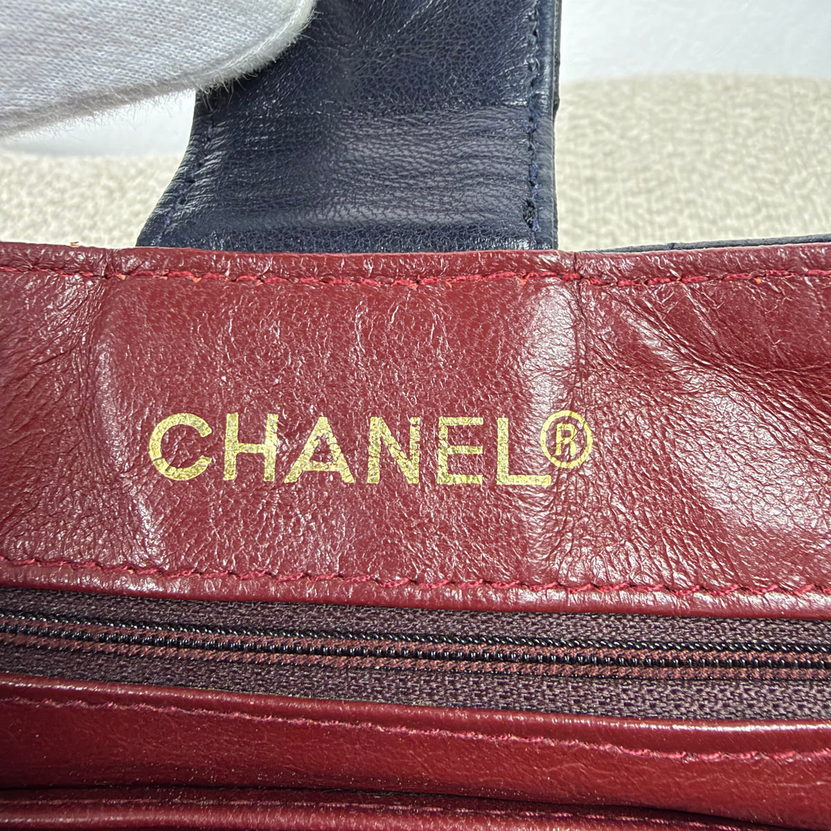 Chanel Vintage Drawstring Schultertasche – Dunkelblau mit Gold Hardware