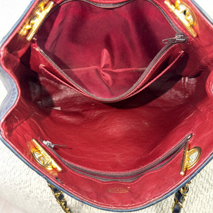 Chanel Vintage Drawstring Schultertasche – Dunkelblau mit Gold Hardware