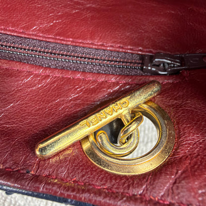 Chanel Vintage Drawstring Schultertasche – Dunkelblau mit Gold Hardware