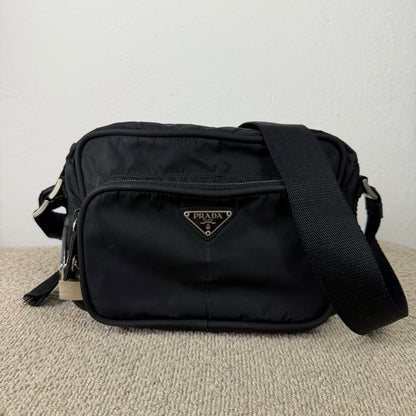 Prada Vintage Nylon Umhängetasche – Schwarz mit Schloss