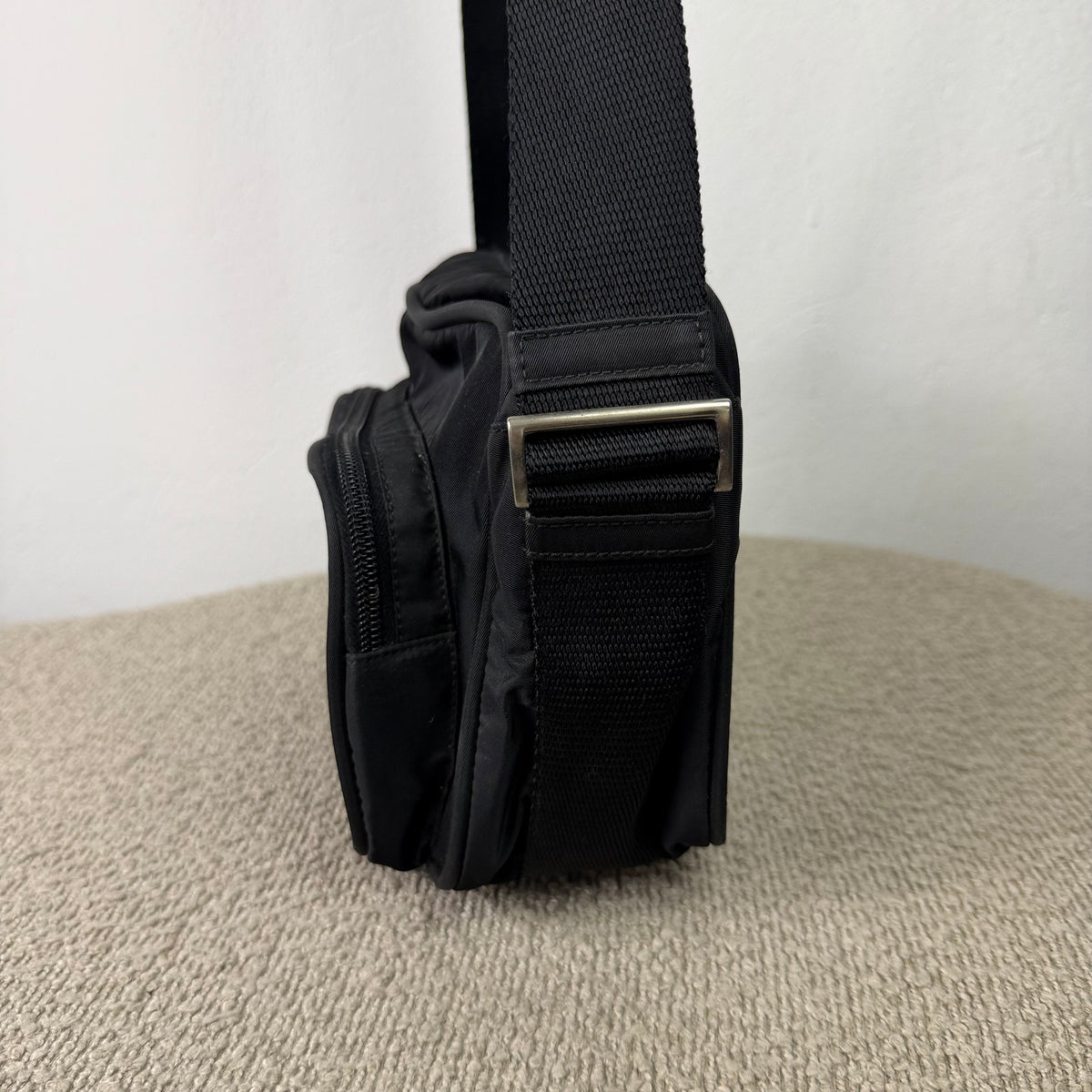 Prada Vintage Nylon Umhängetasche – Schwarz mit Schloss