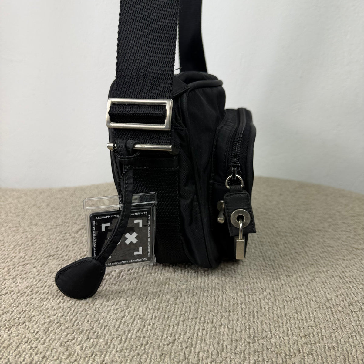 Prada Vintage Nylon Umhängetasche – Schwarz mit Schloss