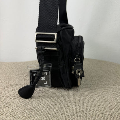Prada Vintage Nylon Umhängetasche – Schwarz mit Schloss