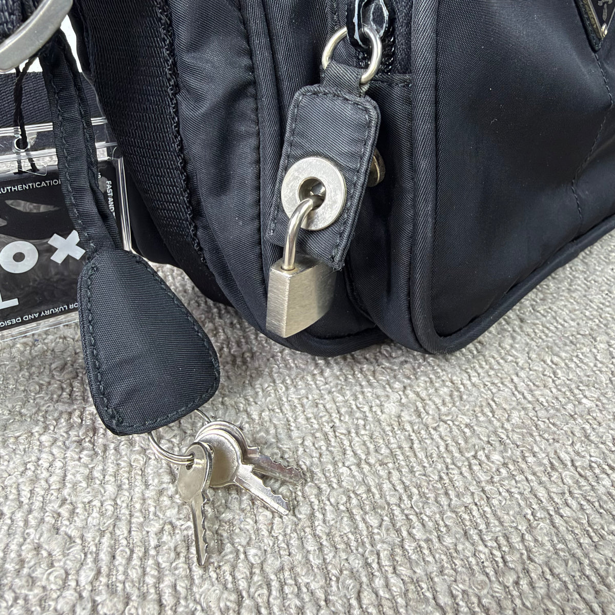 Prada Vintage Nylon Umhängetasche – Schwarz mit Schloss