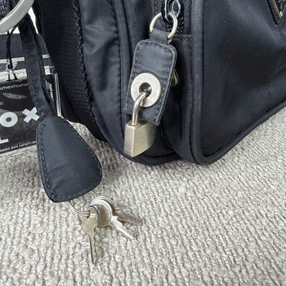 Prada Vintage Nylon Umhängetasche – Schwarz mit Schloss