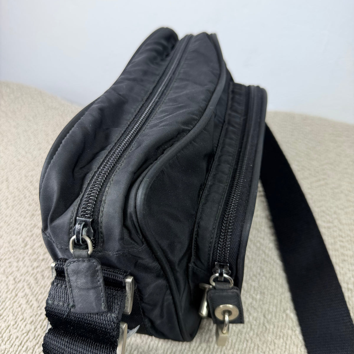 Prada Vintage Nylon Umhängetasche – Schwarz mit Schloss