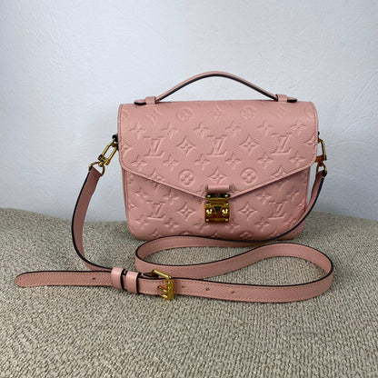 Louis Vuitton Pochette Métis – Monogram Empreinte Leder Rosé