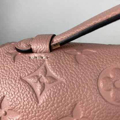 Louis Vuitton Pochette Métis – Monogram Empreinte Leder Rosé