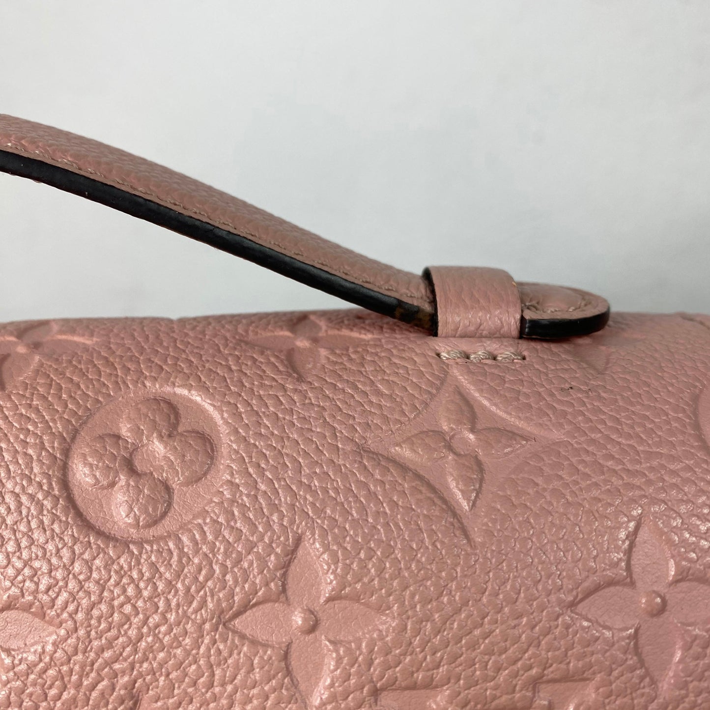Louis Vuitton Pochette Métis – Monogram Empreinte Leder Rosé
