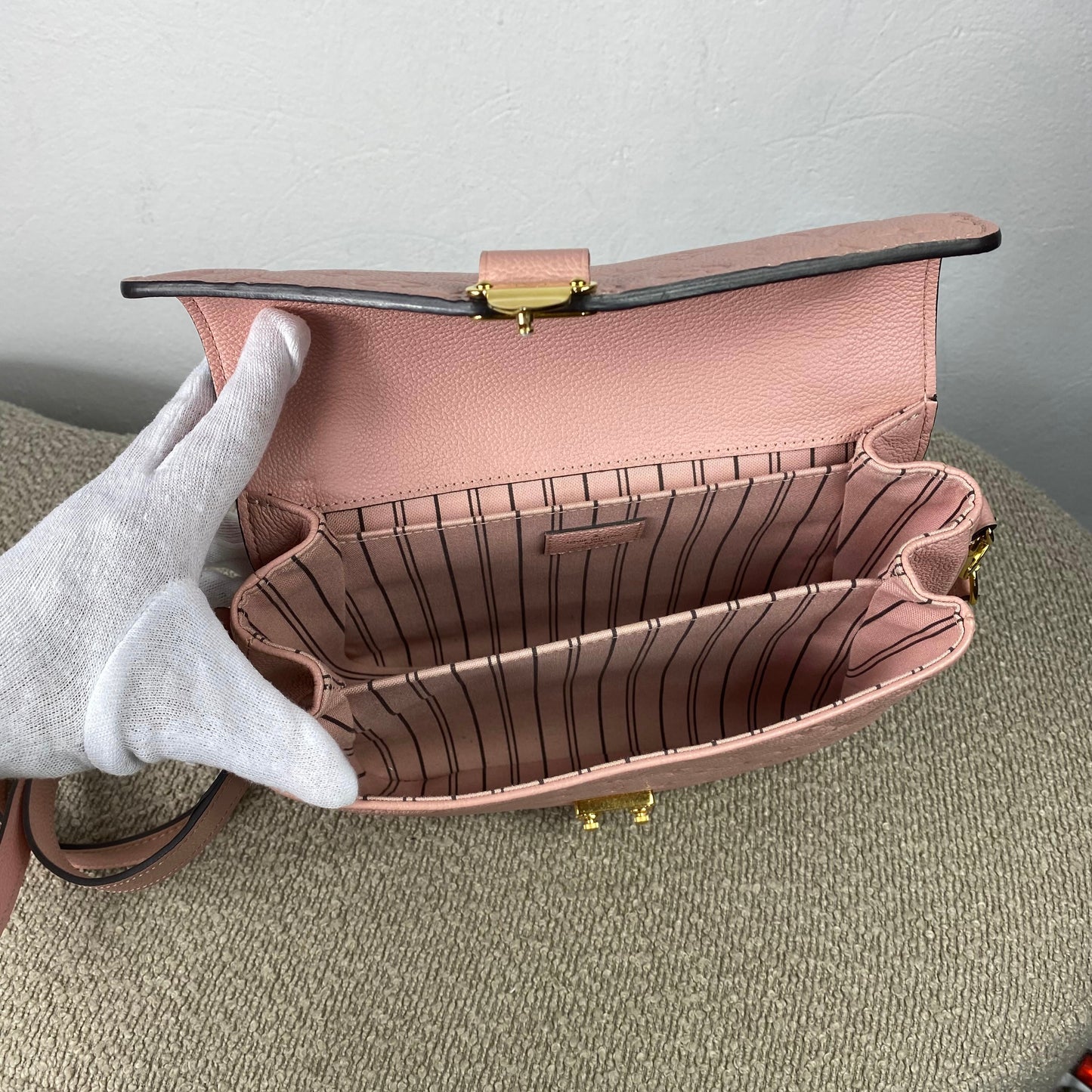 Louis Vuitton Pochette Métis – Monogram Empreinte Leder Rosé
