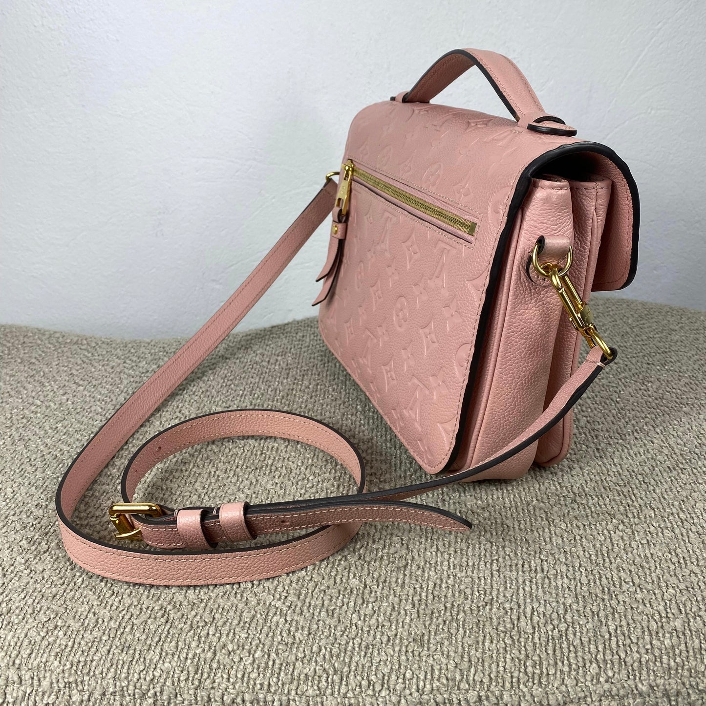 Louis Vuitton Pochette Métis – Monogram Empreinte Leder Rosé