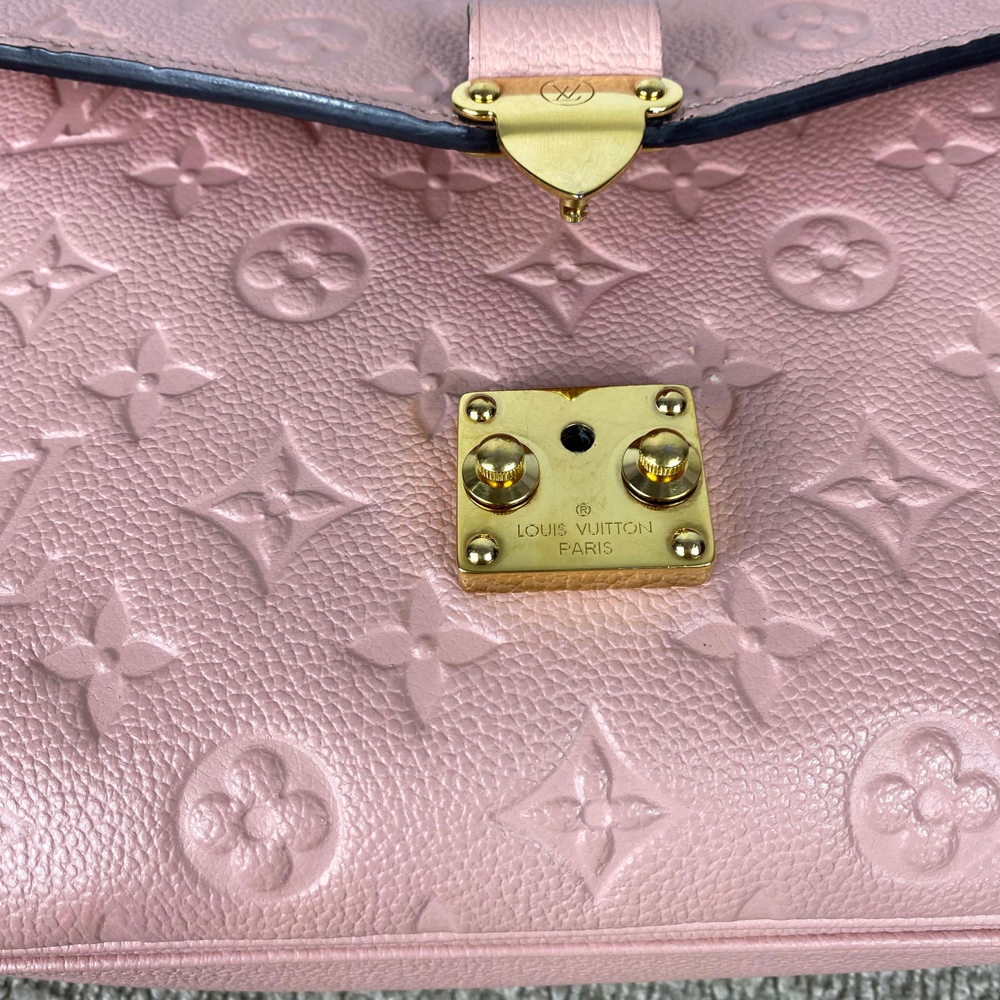 Louis Vuitton Pochette Métis – Monogram Empreinte Leder Rosé