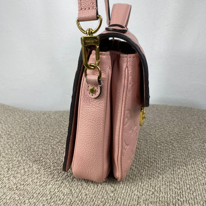 Louis Vuitton Pochette Métis – Monogram Empreinte Leder Rosé