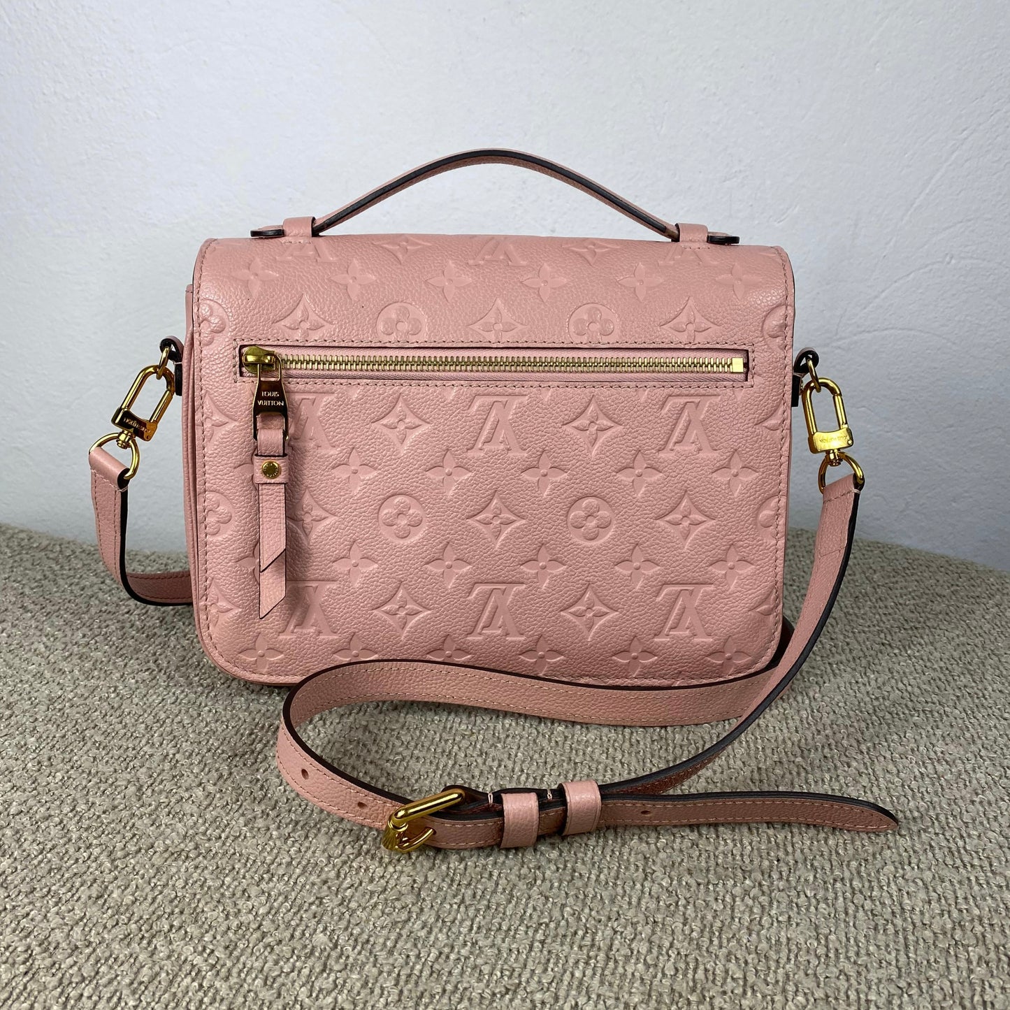 Louis Vuitton Pochette Métis – Monogram Empreinte Leder Rosé