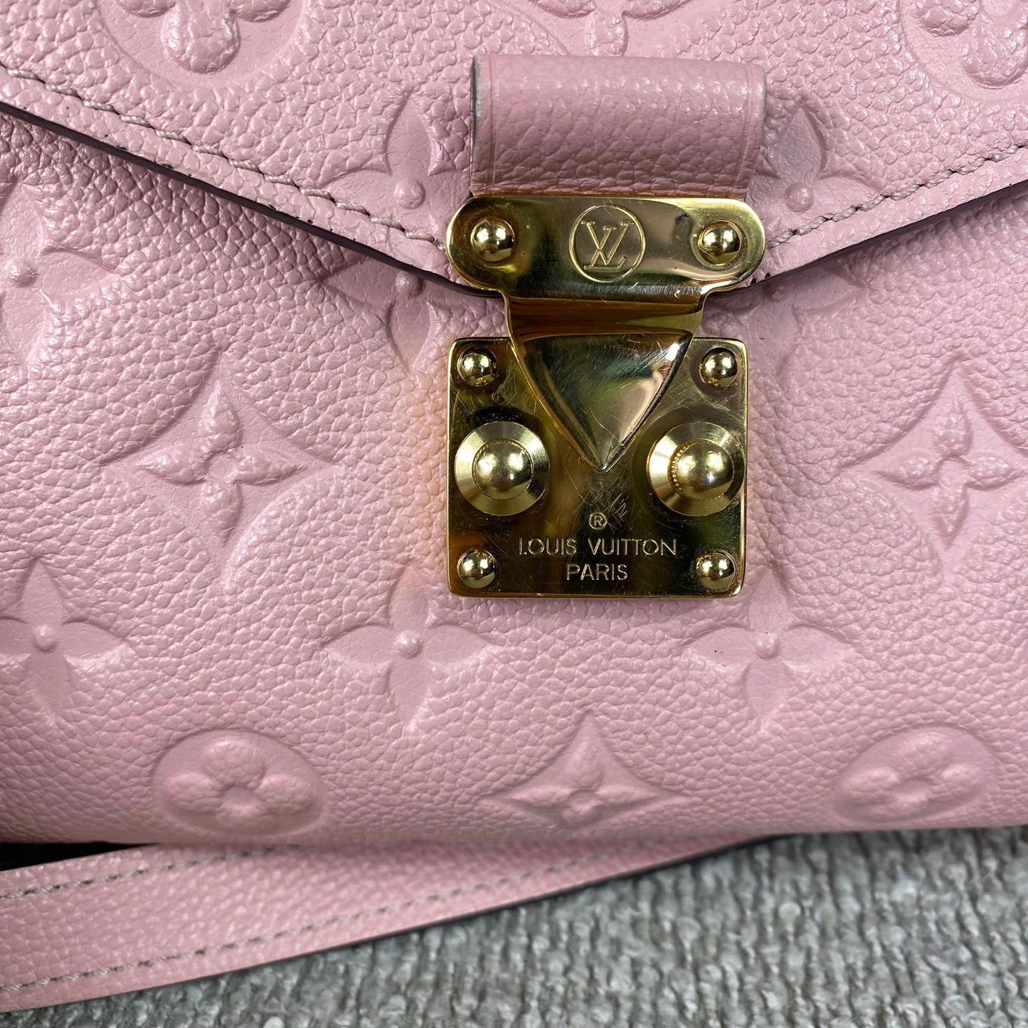 Louis Vuitton Pochette Métis – Monogram Empreinte Leder Rosé